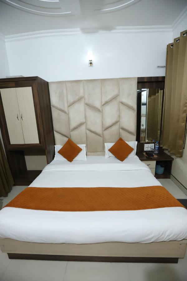 Hotel Malhotra Inn 50 Meter From Golden Temple Amritszár Kültér fotó