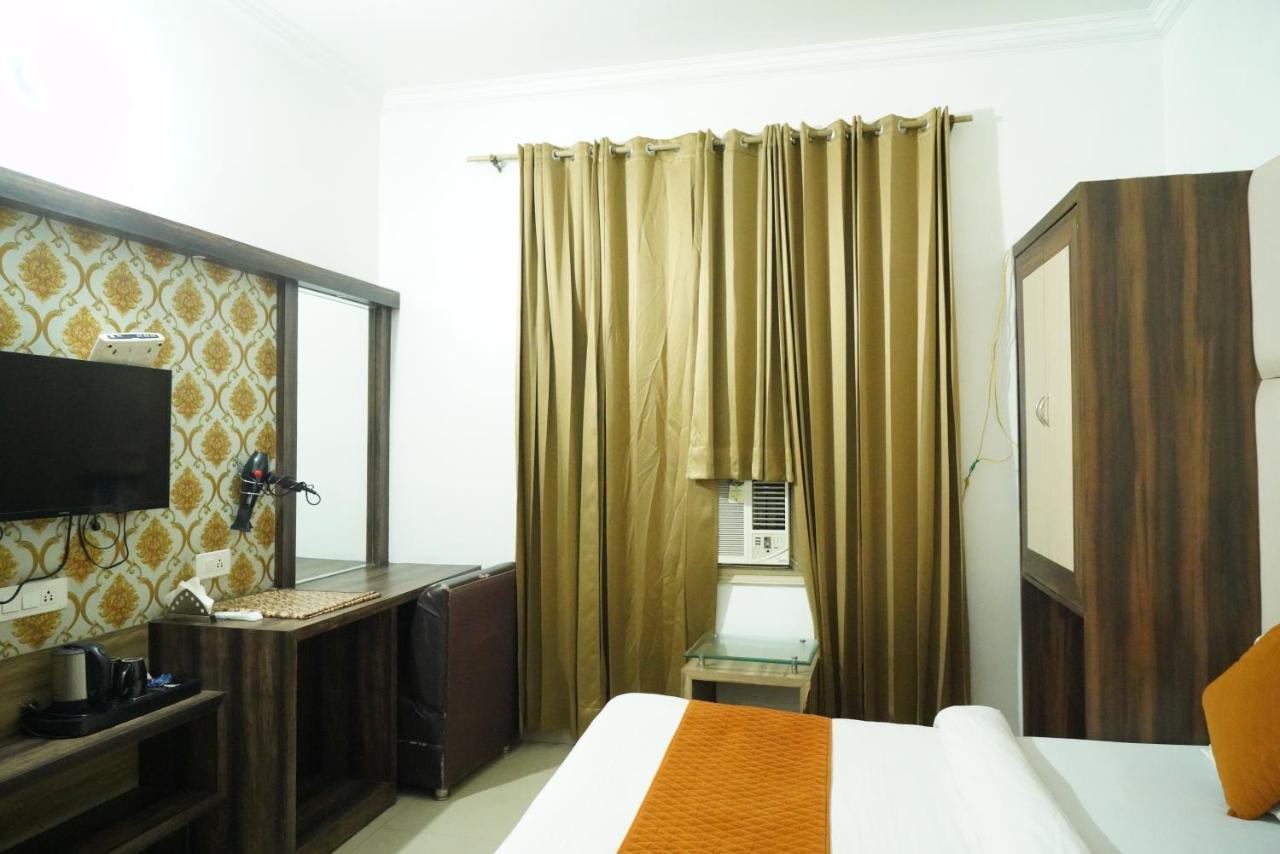 Hotel Malhotra Inn 50 Meter From Golden Temple Amritszár Kültér fotó