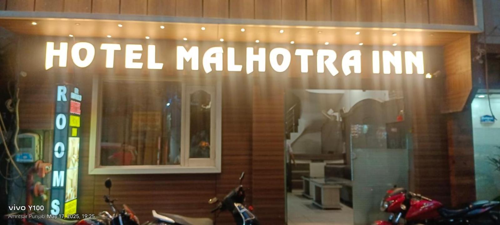 Hotel Malhotra Inn 50 Meter From Golden Temple Amritszár Kültér fotó